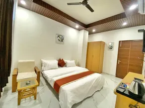 Luxe Stays - Room
