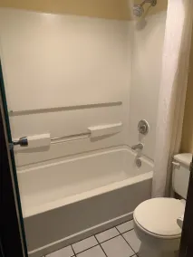 Days Inn by Wyndham Rockford I-90 Walking Distance to Casino - Salle de bain