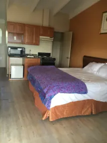 Pelican Inn and Suites - Room