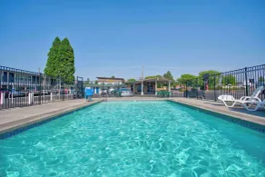Motel 6-Bend, OR - Pool