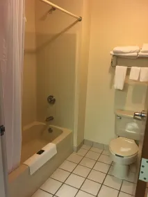 Baymont by Wyndham Mount Vernon Renfro Valley - Bathroom