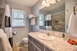 Homey Duplex - 10 Mi to Downtown Grand Rapids! - Bathroom