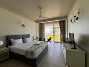 Hiru Villas and Kitesurfing - Camera