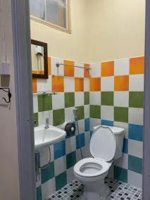 Achcha hotel - itsaraphap MRT station - Wat Arun - Salle de bain