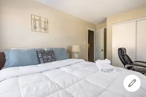 Mannys place - Room