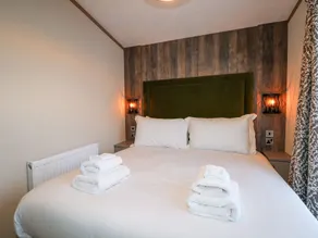 Chichester Lakeside Self-Catering Holiday Home - Room