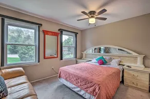 53 Mi to MetLife! Jersey Home w/ Hot Tub & Pool! - Interior