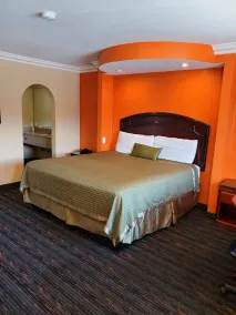 Delmonico Inn & Suites - Habitación