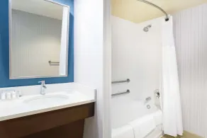 Hilton Garden Inn Islip/MacArthur Airport - Bathroom