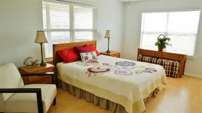 Beach Access! Group-Friendly Galveston Retreat - Værelse