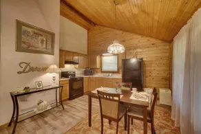 Studio w/ Deck: Near Thorncrown Chapel & Lakes - Interni