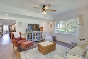 South Haven Farmhouse w/ Fire Pit, 4 Mi to Beach! - Interiör