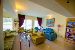 Voila Mamaia - Lobby sitting area