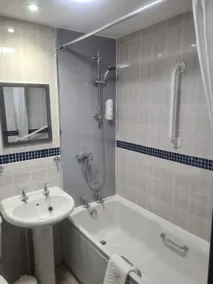 Briars Hall Hotel - Bathroom