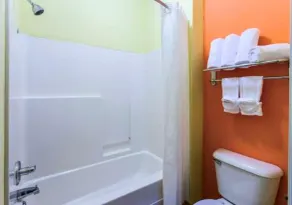 Rock Island Inn & Suites Streator , IL - Badezimmer