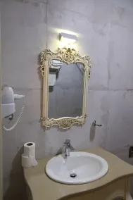 Hotel 1 Maji - Bathroom