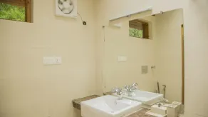 Offbeat Abodes - Tirthan Valley - Bathroom