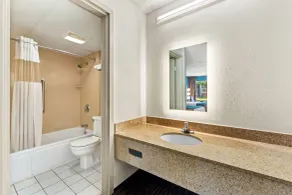 Howard Johnson by Wyndham Albany - Salle de bain