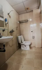 Frontier Hostel & Tours - Bathroom