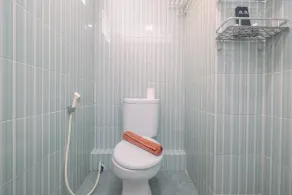 Best and Simply Homey Studio Cinere Resort Apartment By Travelio - Salle de bain
