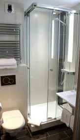 Kyriad Lyon Est - Bron Eurexpo Le Cottage - Baño