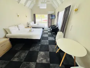 Apex On Fenton Motel - Room