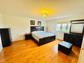 Top Rated 4 bedrooms, 5 beds near airport - Room