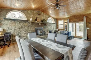 Great for Groups! Spacious Melcroft Home w/ Deck - Interiör