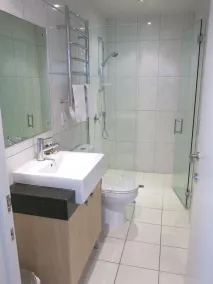 Merivale Apartments - Bathroom