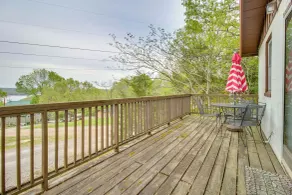 Group Getaway by Norfolk Lake! Soak, Play & Unwind - Interiör