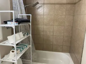 Downtown 1 Bedroom Apartment on 17 ave sw - Salle de bain