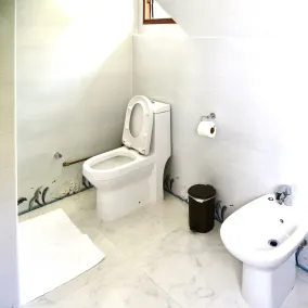 SEA SPLASH SELF CATERING And La Petite Maison - Bathroom