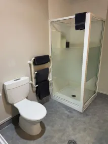 Bassingers Motor Lodge - Baño