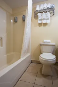 Pinn Road Inn and Suites Lackland AFB and Seaworld - Bathroom
