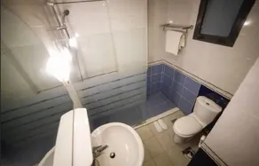 White House Apartments - Bathroom