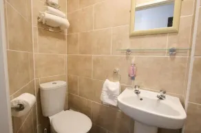 Central Hotel Cheltenham by Roomsbooked - Baño