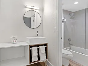 Baymont by Wyndham Jacksonville Airport - Bathroom