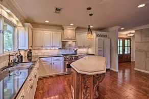 Lakefront Oasis w/ Private Dock in Hot Springs! - Interni