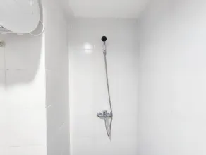 Cozy Studio at 9th Floor Paltrow City Apartment By Travelio - Baño