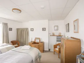 Ty Hir - Room