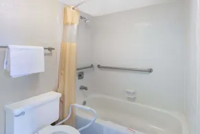Days Inn & Suites by Wyndham Dayton North - Salle de bain