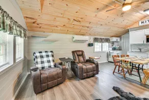 14 Mi to Kentucky Horse Park: Creekside Cabin - Interiør