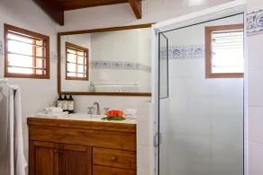 Poppy's on the Lagoon - Bathroom