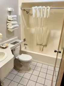 Travel Inn Watertown - Bathroom
