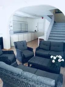 Gudvangen Budget Hotel - Sitteområde i lobbyen