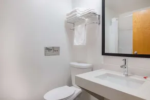 Super 8 by Wyndham Duluth - Salle de bain