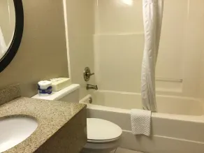 Super 8 by Wyndham Waycross GA - Bathroom