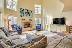 Steps to White River: Mountain View Home w/ Deck! - Interiör