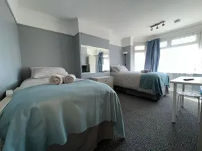 Shirley House 4, Guest House, Fully Equipped Kitchen with Fridge, Washer, Dryer, Self Catering, Self Check in, Great for Contractors, 5 min to BAT, 20 min to Fawley Refinery, close to Southampton Central, Ideal for Longer Stays - Zimmer