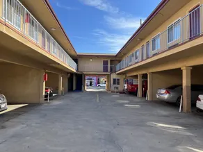 Deluxe Inn LA - Interior entrance